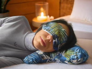 kobieta z opaską na oczach śpiąca na poduszcze przeciwzmarszczkowej