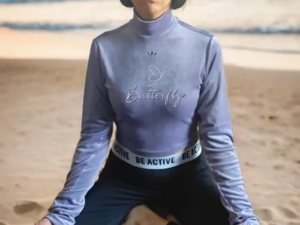 medytacja kobiety na plaży