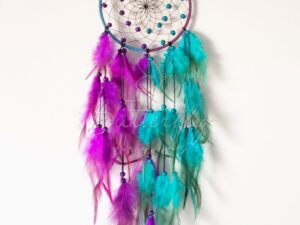 łapacz snów z piórek w kolorze fioletowo-turkusowym